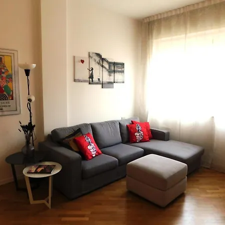 Centre, Living In Lame Daire Bolonya